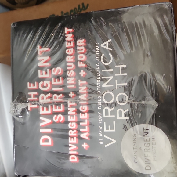 The Divergent Series w/Divergent Poster - Picture 1 of 2